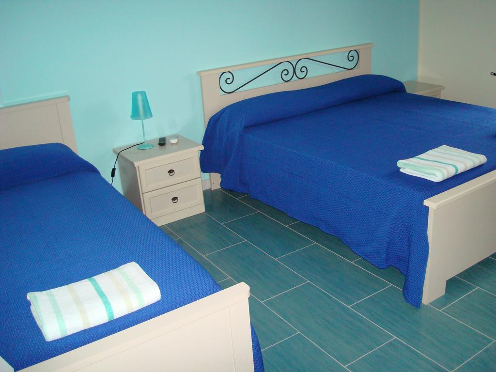 Guest House Mare E Luna Fiumefreddo Bruzio Rum bild