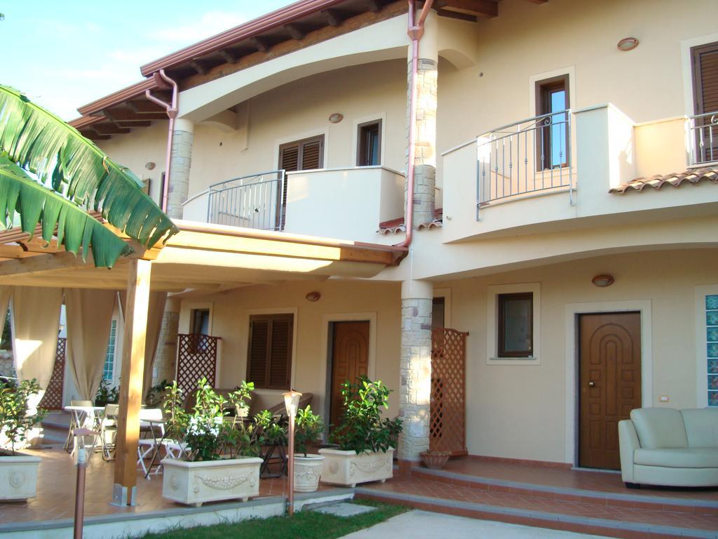 Guest House Mare E Luna Fiumefreddo Bruzio Exteriör bild